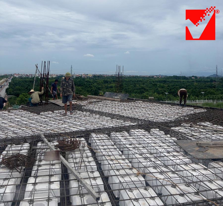 Thi công sàn phẳng VRO công trình VP Hoàng Quân