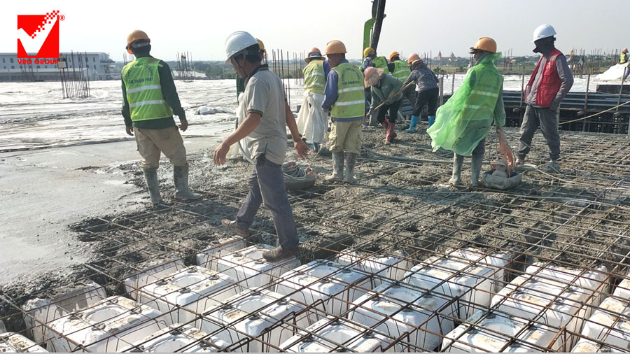 Đổ bê tông sàn vượt nhịp