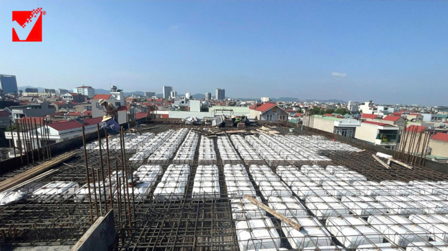 Thi công sàn phẳng VRO tầng mái công trình Hoàng Bảy