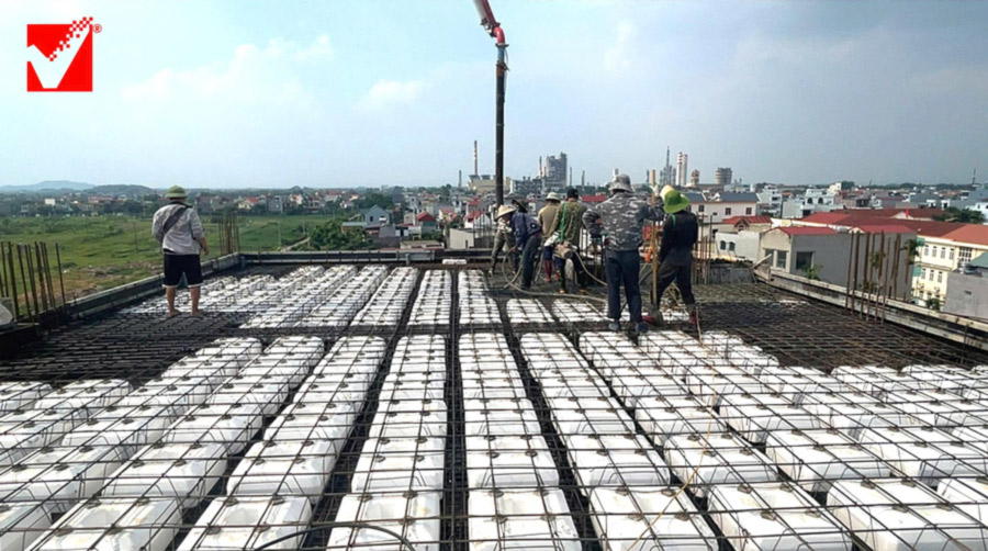 Thi công sàn phẳng VRO tầng mái công trình Hoàng Bảy