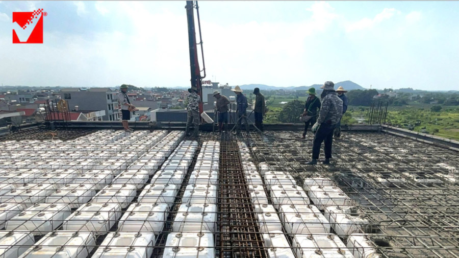 Thi công sàn phẳng VRO tầng mái công trình Hoàng Bảy