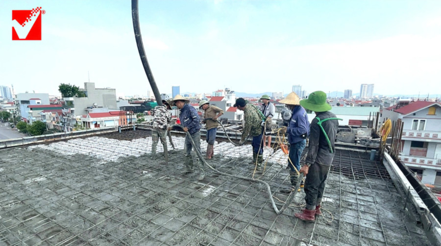 Thi công sàn phẳng VRO tầng mái công trình Hoàng Bảy