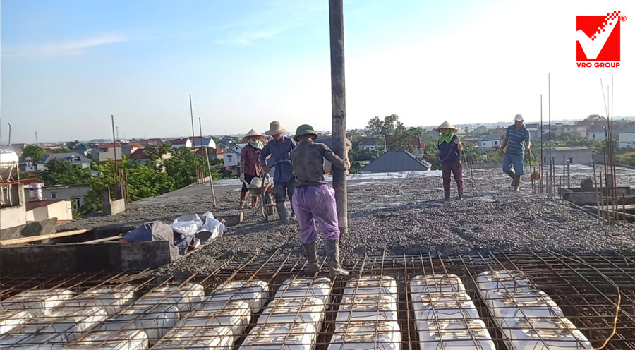 Thi công sàn phẳng VRO tầng tum công trình Thu Uyên