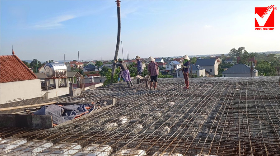 Thi công sàn phẳng VRO tầng tum công trình Thu Uyên