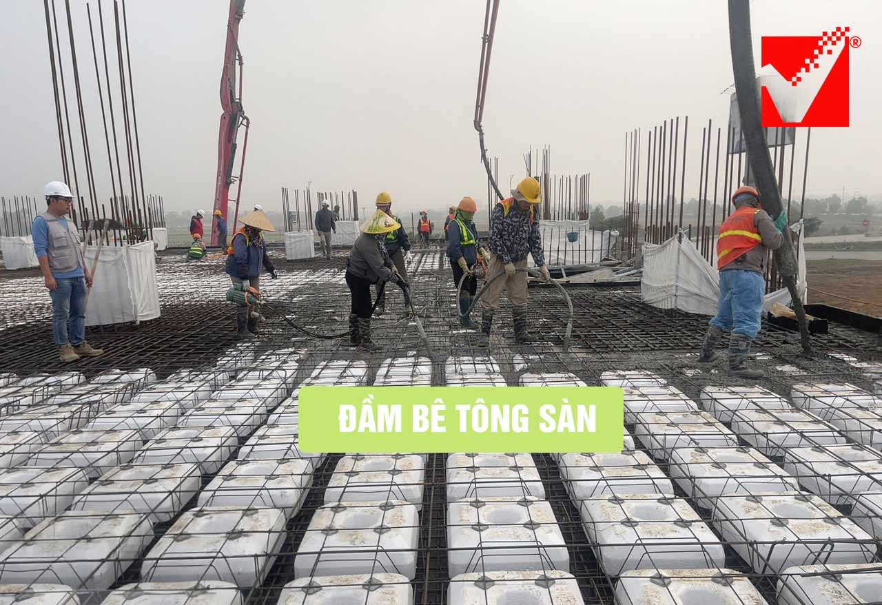 Tiến hành đầm bê tông phủ kín mặt sàn