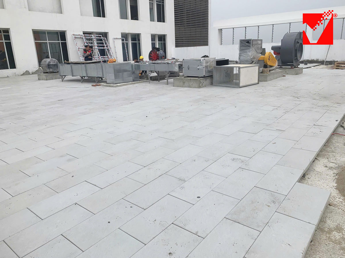 Thi công gạch chống nóng mái NOXH tại Lào Cai