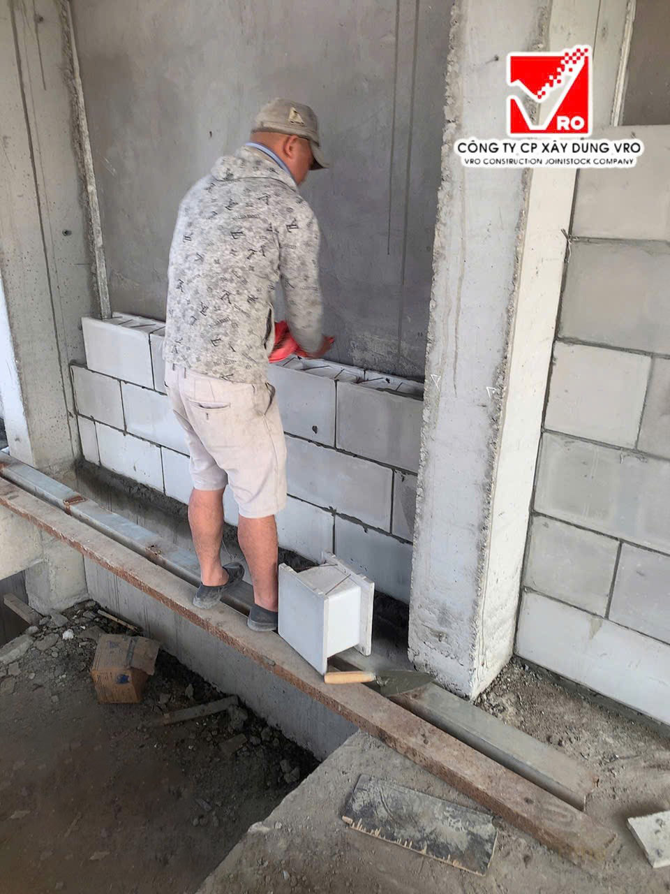 Xây tường gạch bê tông nhẹ lõi xốp nhà phố tại Long Biên