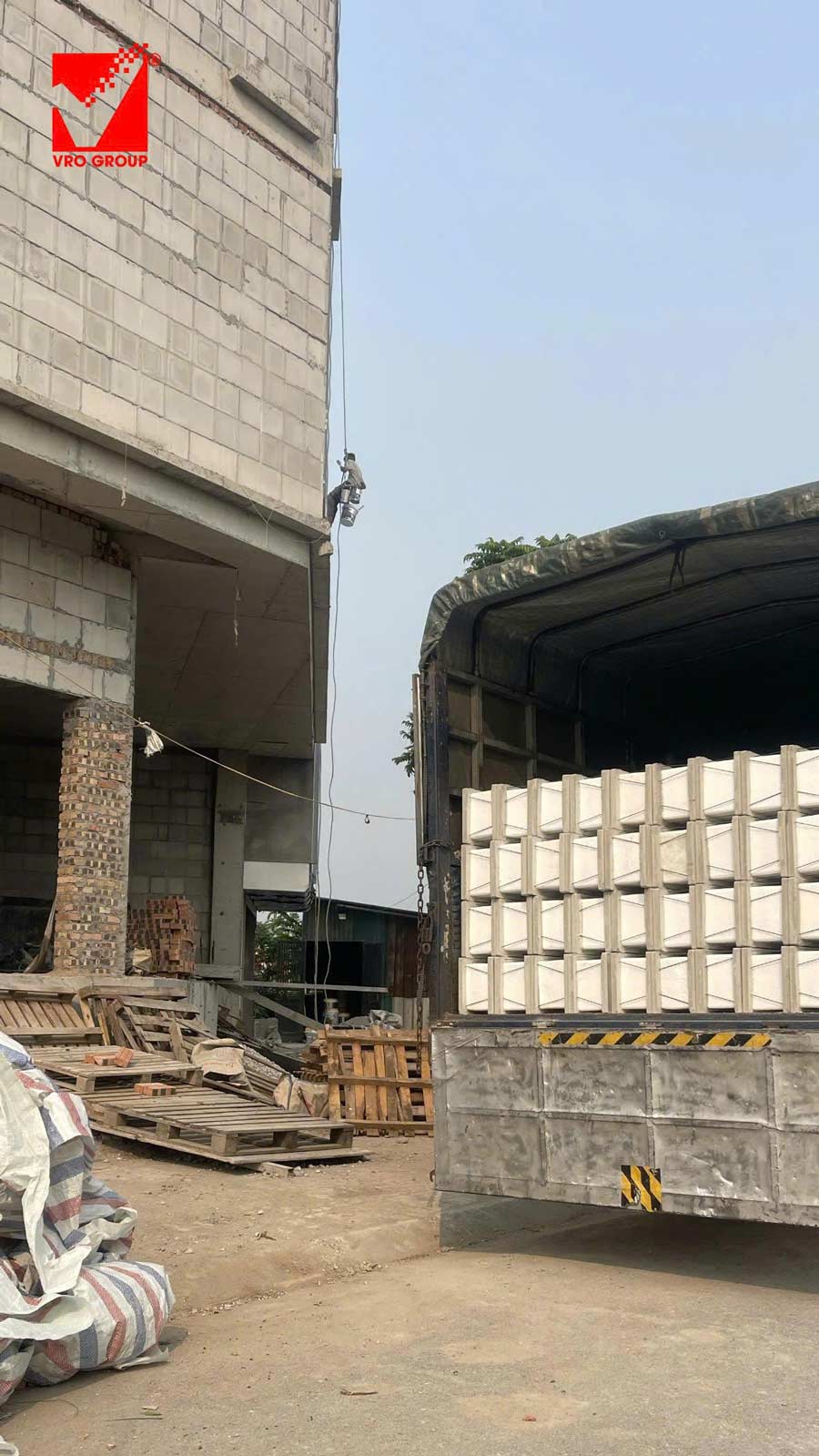 Thi công gạch bê tông nhẹ VRO công trình Mạnh Hùng - HN