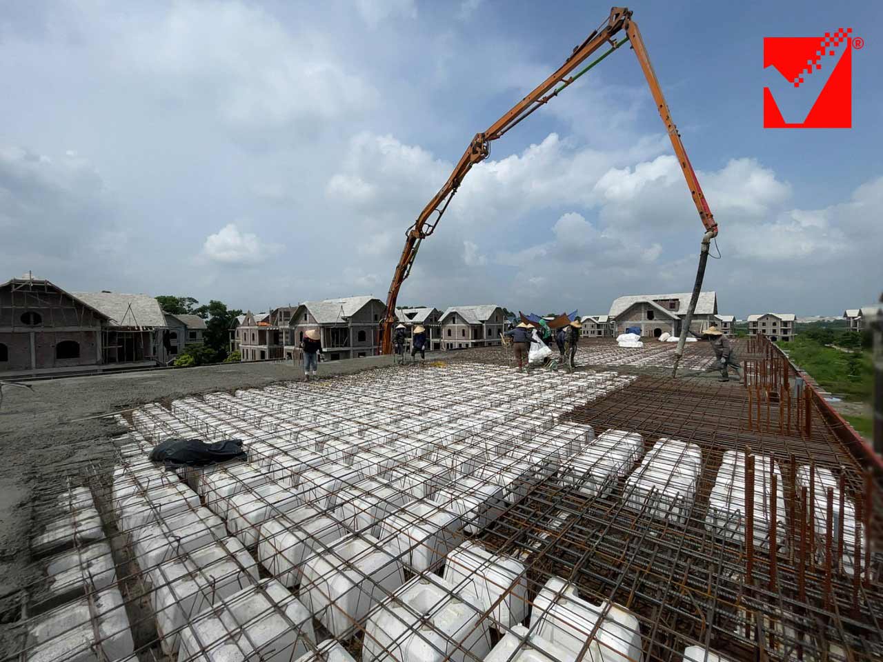 Thi công sàn phẳng VRO công trình NN Sinh thái tại HN