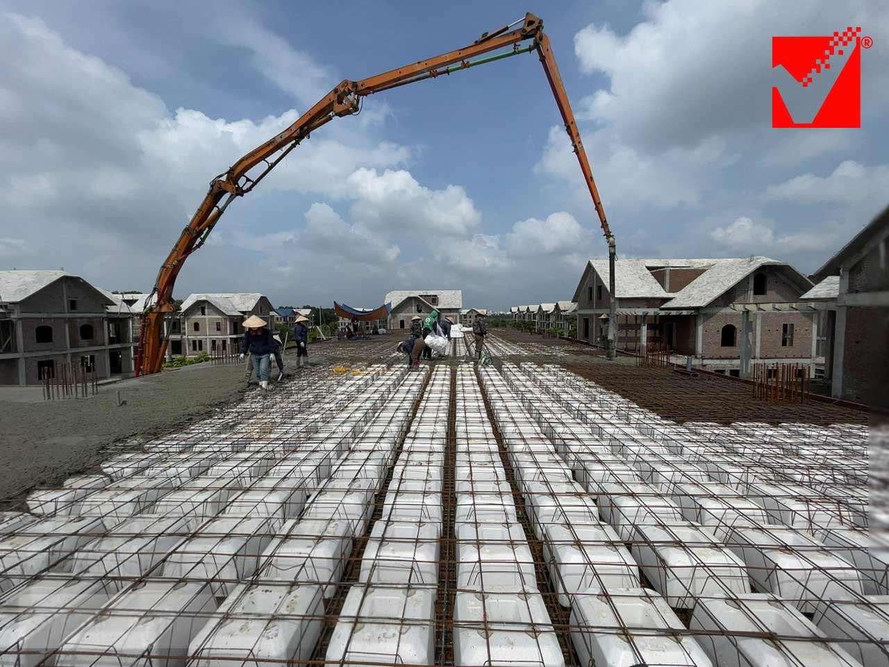 Thi công sàn phẳng VRO công trình NN Sinh thái tại HN